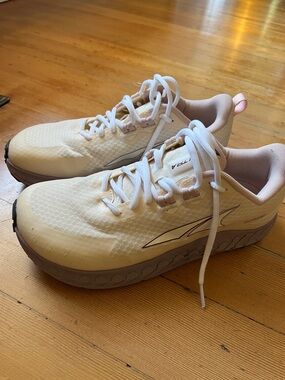 Altra Women's Outroad Trail Running Shoes sz9